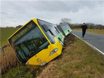 Eine Windböe hat den Bus in den Wassergraben gedrückt. 