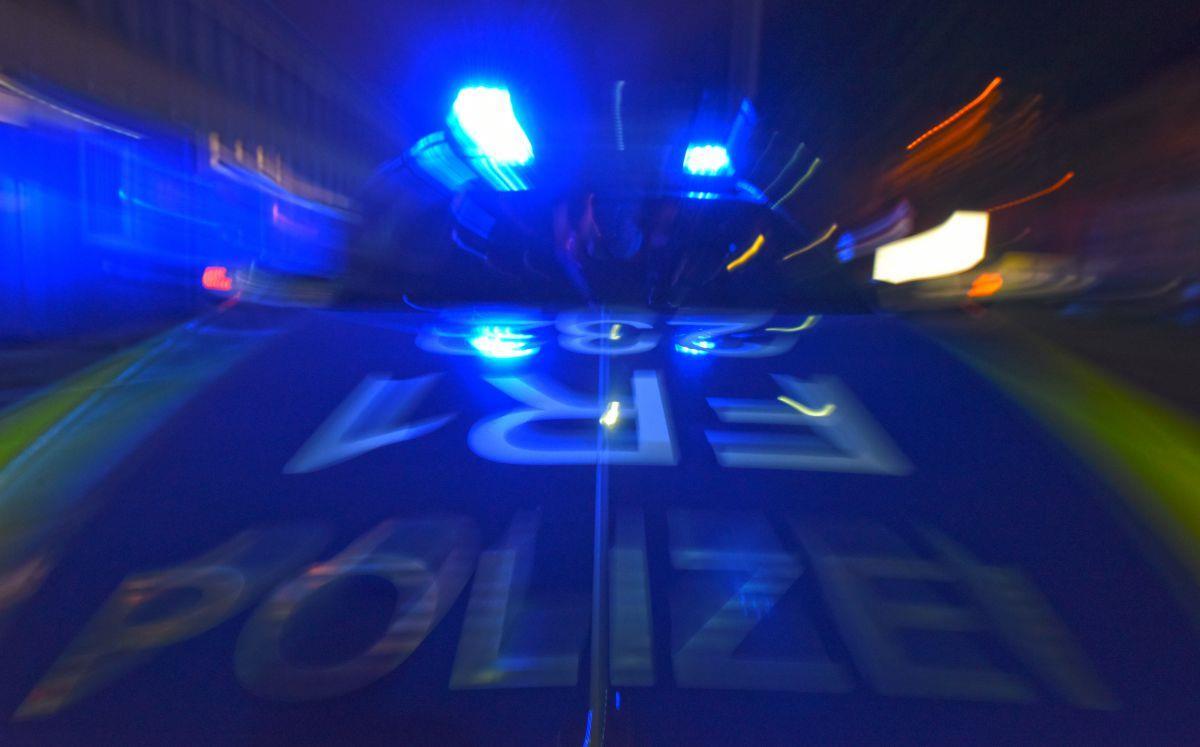 Mann überfällt Frau in Wulsdorf - und bringt Diebesgut zur Polizei Eine wirklich kuriose Polizeigeschichte hat sich in Wulsdorf ereignet: Ein Mann raubt einer 86 Jahre alten Frau einen Kettenanhänger, bringt das Diebesgut zur Polizei und sagt, dass alles nur geschauspielert war.