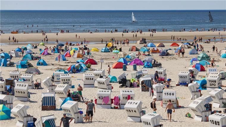 In Bremen kann sich jeder Dritte keine Woche Urlaub leisten Eine Woche am Strand - oder auch nur bei Freunden - ist für viele Menschen zu teuer. (Archivbild)
