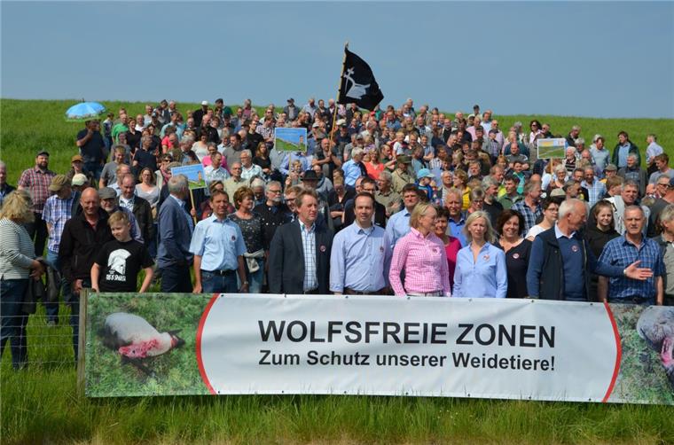 Wesermarsch: 300 Demonstranten fordern eine wolfsfreie Zone Eine wolfsfreie Zone forderten rund 300 Demonstranten auf dem Deich am Jadebusen.