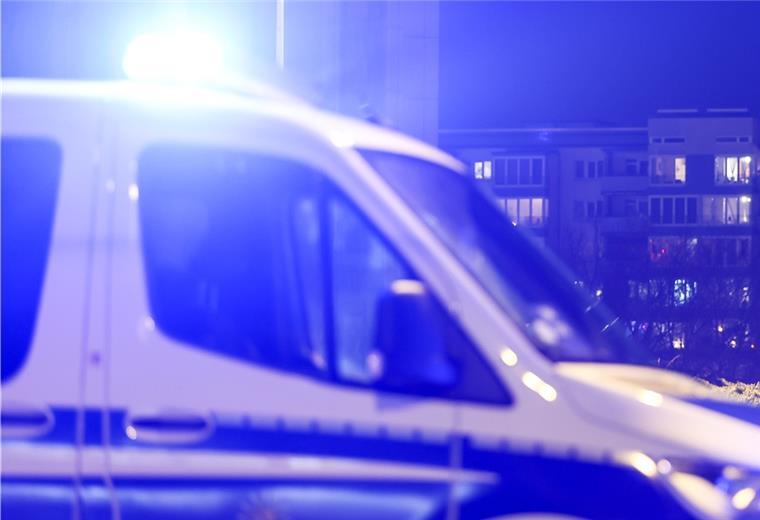 Bremerhaven: Unfallfahrer zerstört Laterne und Mauer und flüchtet Ein Polizeifahrzeug mit Blaulicht in der Dunkelheit.