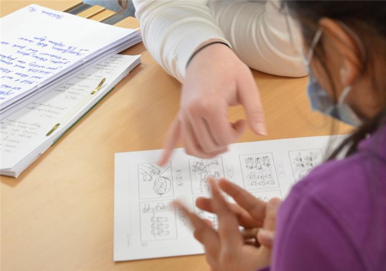 Eine Zevener Grundschülerin übt Rechnen und bekommt dabei Hilfe von einer Gymnasiastin.