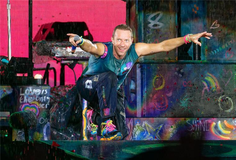 „Historischer Moment“: Erstmals Halbzeit-Show bei der WM ARCHIV - 20.07.2024, Nordrhein-Westfalen, Düsseldorf: Chris Martin, Sänger der britischen Band Coldplay steht am 15.10.2024 bei einem Konzert im Rahmen der "Music of the Spheres Tour 2024" bei strömendem Regen in Düsseldorf auf der Bühne. Chris Martin ist bei einem Konzert in der australischen Metropole in eine Öffnung in der Bühne gestürzt. (zu dpa: ««Historischer Moment»: Erstmals Halbzeit-Show bei der WM») Foto: Henning Kaiser/dpa +++ dpa-Bildfunk +++