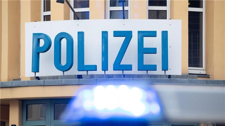 Mordverdächtiger auf den Philippinen festgenommen Ein Einsatzwagen der Polizei steht vor einer Dienststelle.