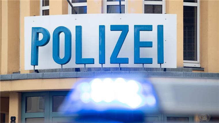 Erhöhte Polizeipräsenz nach Großangriff auf Israel Ein Einsatzwagen der Polizei steht vor einer Dienststelle.