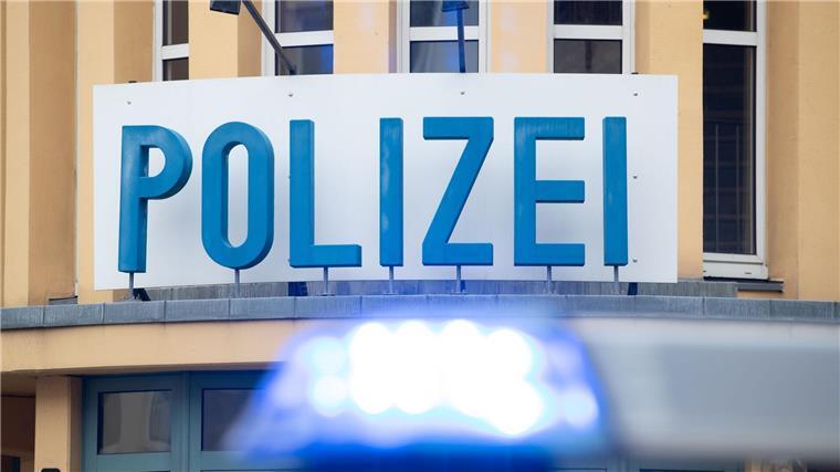 Ausländerbehörde-Mitarbeiterin soll Geld veruntreut haben Ein Einsatzwagen der Polizei steht vor einer Dienststelle.