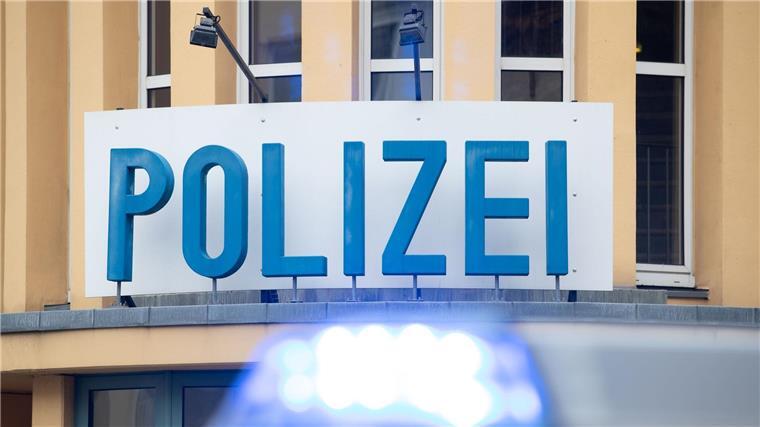 Landtagsabgeordneter der AfD in Nordhorn angegriffen Ein Einsatzwagen der Polizei steht vor einer Dienststelle.