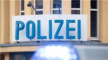 Ein Einsatzwagen der Polizei steht vor einer Dienststelle.