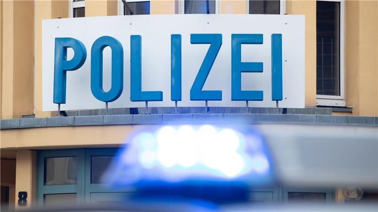 Mann mit Schussverletzung: Polizei ermittelt Ein Einsatzwagen der Polizei steht vor einer Dienststelle.