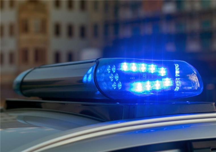Sittensen: Leiter fällt von der Ladefläche eines Sprinters auf die Autobahn Einem 31-jährigen Autofahrer ist auf der A1 eine Leiter von der Ladefläche seines Sprinters gefallen. Die Beamten aus Sittensen konnten das Fahrzeug stoppen.