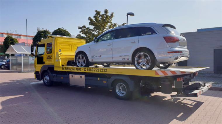 Jetzt ist Schluss: Autofahrer mit 373 Punkten in Flensburg muss in den Knast Ein Sportgeländewagen steht auf der Ladefläche eines Abschleppwagens
