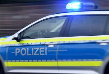Ein Streifenwagen fährt mit eingeschaltetem Blaulicht