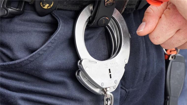 Scheeßel: Mann wehrt sich rabiat gegen eine Kontrolle der Polizei Handfesseln hängen an einer Gürtelschlaufe.