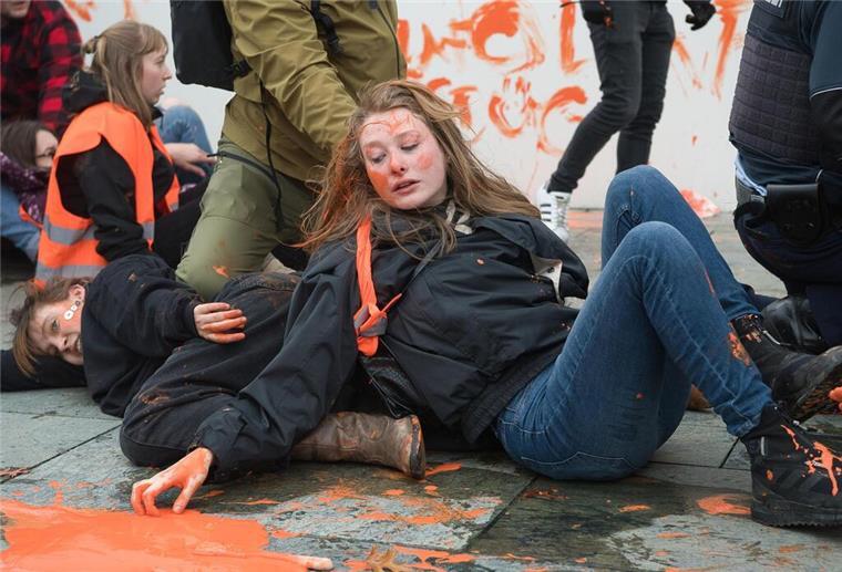 Letzte Generation: Polizei ermittelt nach hartem Einsatz in den eigenen Reihen Einem Video zufolge malte ein Polizist in Zivil einer Aktivistin der Letzten Generation Farbe ins Gesicht. Das könnte nun ein Nachspiel haben.