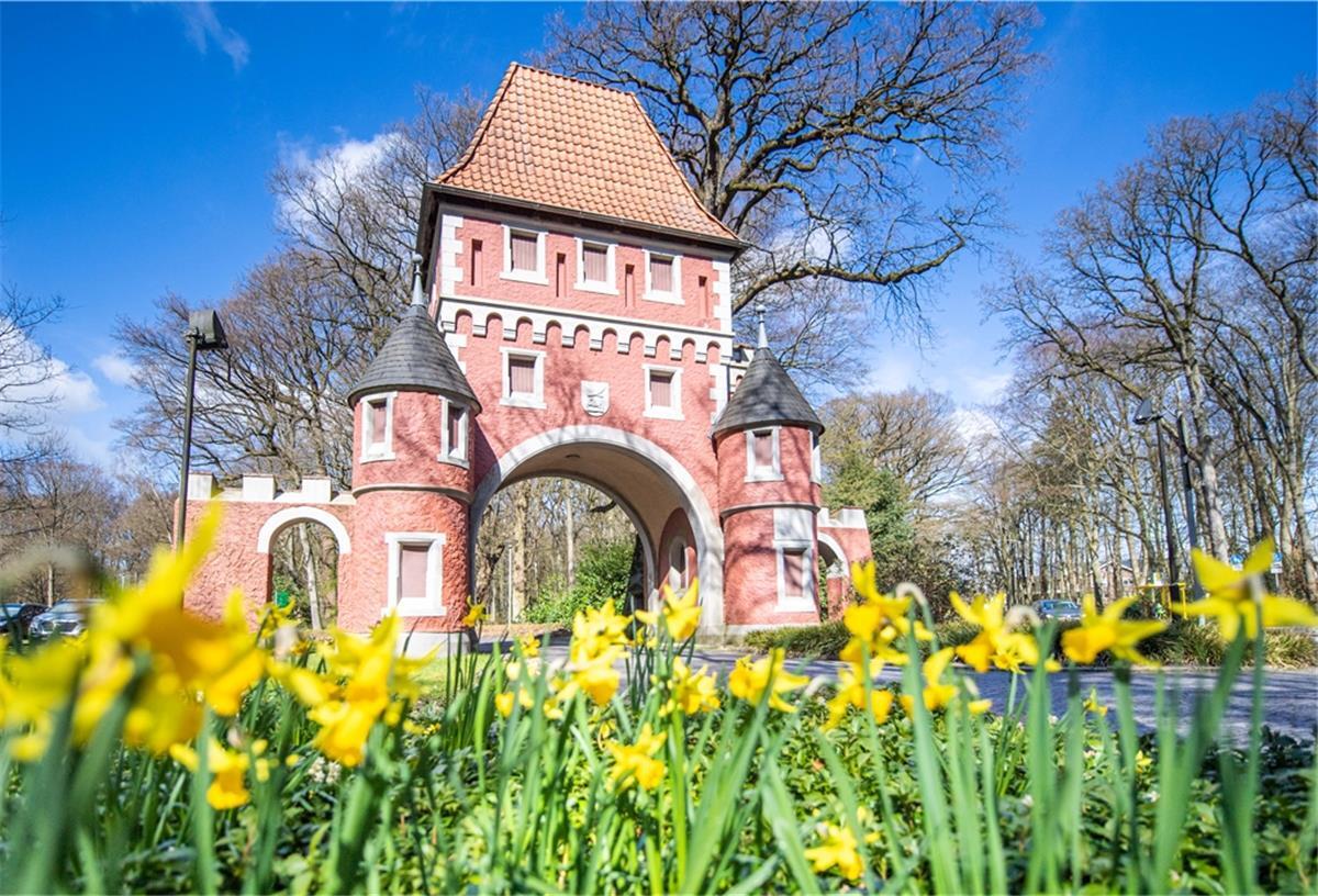 Bremerhaven: Parktor feiert Geburtstag Einen Anstrich in Altrosa hat das Speckenbüttler Parktor heute. Auch nach 125 Jahren ist der Torbogen noch ein Hingucker.