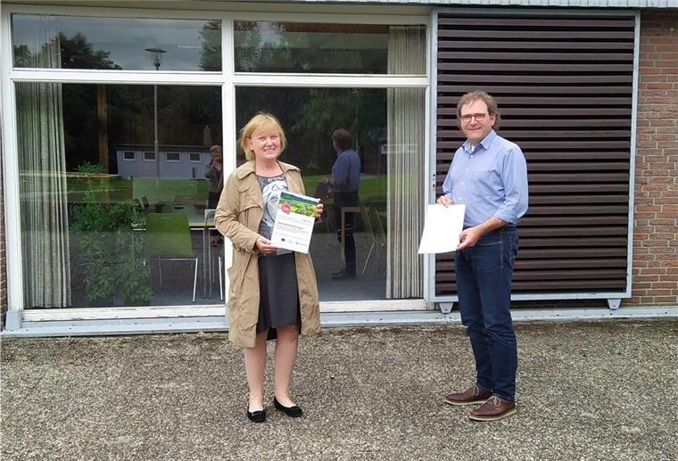 Tage im Grünen: Künftig mehr Platz in Drangstedt Einen Förderbescheid für Sanierungsarbeiten in Drangstedt überreicht Lienhard Varoga aus der Geschäftsstelle Bremerhaven des Amts für regionale Landesentwicklung (ArL) an Superintendentin Susanne Wendorf-von Blumröder.