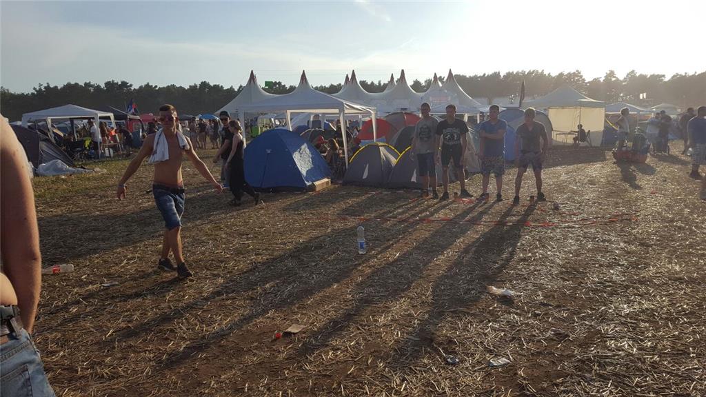 Einen Gang weiter wird Flunkyball gezockt. In der Mitte steht eine Flasche, die ...