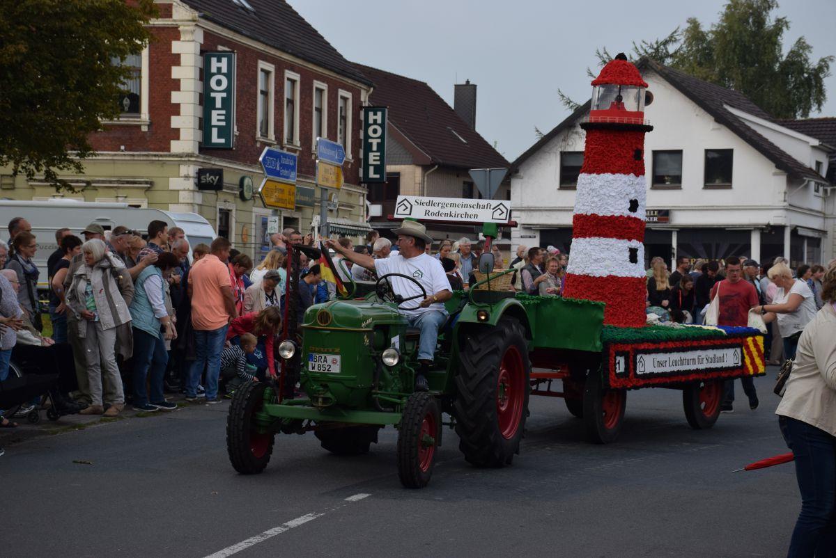 Rodenkircher Markt: Tausende Zuschauer feiern beim Umzug Einen Leuchtturm für Stadland zeigte die Siedlergemeinschaft Rodenkirchen beim Umzug am Sonnabend in Rodenkirchen.