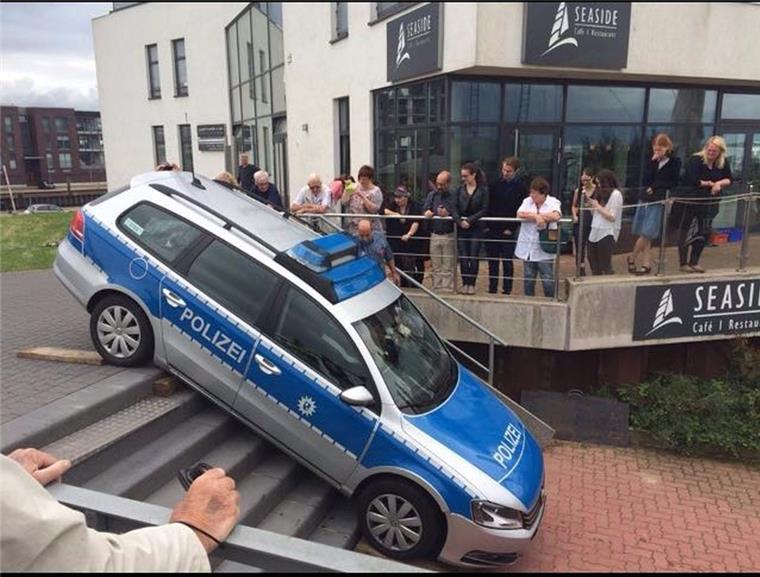 Einen merkwürdigen Parkplatz – mitten auf der Treppe Richtung Wasserstandsanzeiger – hat gestern der Fahrer eines Autos der Wasserschutzpolizei gewählt. Der Einsatzwagen blieb auf den Stufen hängen.