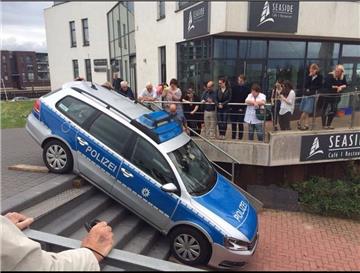 Einen merkwürdigen Parkplatz – mitten auf der Treppe Richtung Wasserstandsanzeiger – hat gestern der Fahrer eines Autos der Wasserschutzpolizei gewählt. Der Einsatzwagen blieb auf den Stufen hängen.