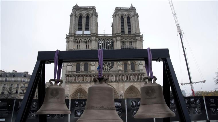 Olympia-Glocke in Pariser Notre-Dame aufgehängt Einen Monat vor der Wiedereröffnung sind drei neue Glocken in der Kathedrale aufgehängt worden.