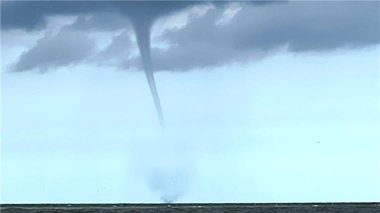 Einen mutmaßlicher Tornado wirbelt Wasser auf vor der Nordseeinsel Borkum.