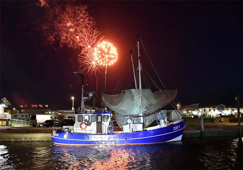 Einen reizvollen Anblick bot der Kutterhafen in Dorum-Neufeld mit der Illumination durch die bunten Sterne des Feuerwerks.