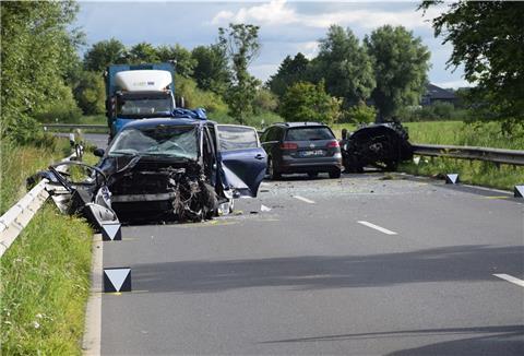 Einen schweren Verkehrsunfall hat es in Nordenham auf der B212 zwischen Ellwürden und Coldewärf gegeben.
