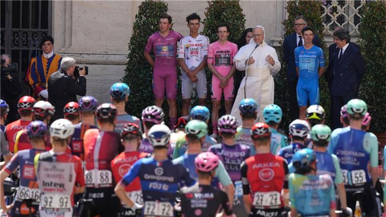 Papst Leo XIV.: Sport ist ein Weg, Frieden zu schaffen Einen Segen für die Radfahrer beim Giro gab es vom Papst auch.