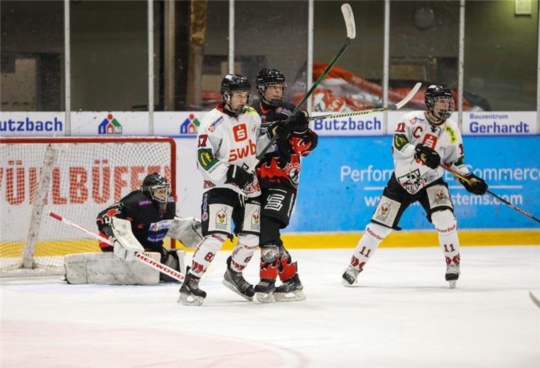DNL 3: REV-Youngster stecken weiter im Abstiegskampf Eishockeyspieler stehen und spielen auf dem Eis.