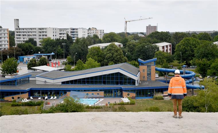 Bremerhaven: Zum ersten Mal auf dem Gipfel des Tunnel-Bergs Einen super Ausblick auf Leherheide und runter aufs Bad 1 haben die ersten "Bergsteiger" auf dem fast fertigen neuen Wahrzeichen Leherheides: Den Berg aus Hafentunnel-Aushub.