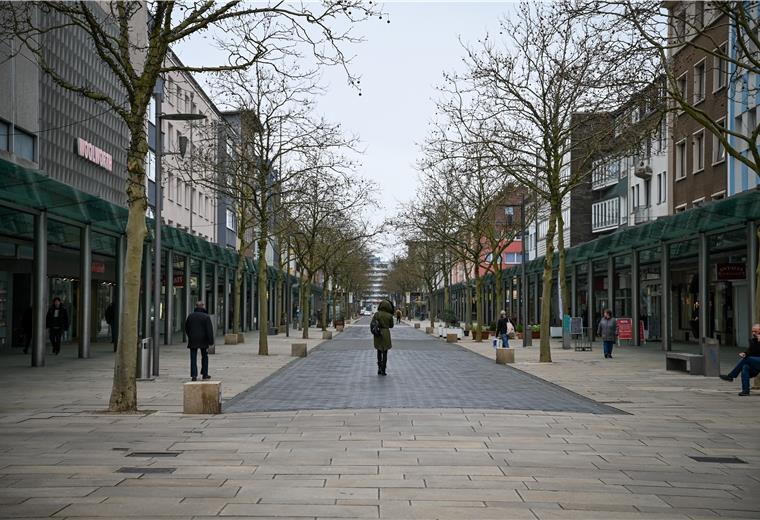 Warum war Bremerhaven später dran? Einen Tag später als in Bremen werden ab Donnerstag in Bremerhaven etliche Geschäfte geschlossen. Dass es in der Krise nicht gelungen ist, einen Gleichschritt hinzubekommen, sorgte für Ärger. Foto: Scheschonka