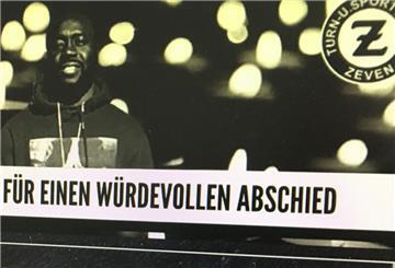 Einen würdevollen Abschied wollten die Fußballer des TuS Zeven ihrem ermordeten Mitspieler Amadou Diabate ermöglichen. Dafür sammeln sie Spenden. Nach dem jetzt gesprochenen Urteil sind sie von der Entscheidung des Gerichts durchweg enttäuscht.