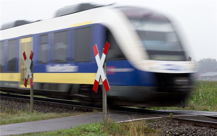 Loxstedt: Kinder bewerfen Nordwestbahn mit Steinen Einen Zug der Nordwestbahn benutzten drei Kinder als Zielscheibe für Steinwürfe.