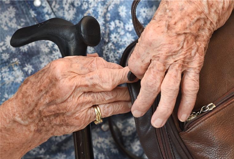 Bremerhaven: Passant stellt Handtaschendieb Einer 60-Jährigen wurde am Montag ihre Handtasche geklaut. Ein junger Bremerhavener eilte ihr zur Hilfe und stellte Dieb mithilfe eines weiteren Passanten.