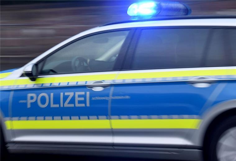 Bremerhaven: Handtasche im Schuhgeschäft gestohlen Ein Streifenwagen fährt mit eingeschaltetem Blaulicht