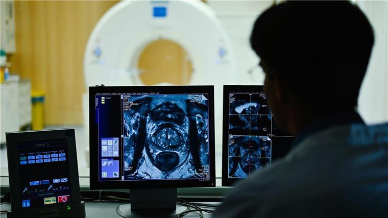 AOK-Analyse: Versicherte gehen häufiger zur Krebsvorsorge Einer Analyse der Krankenkasse AOK zufolge nehmen mehr gesetzlich Versicherte in Niedersachsen Untersuchungen zur Krebs-Früherkennung wahr. (Symbolbild)