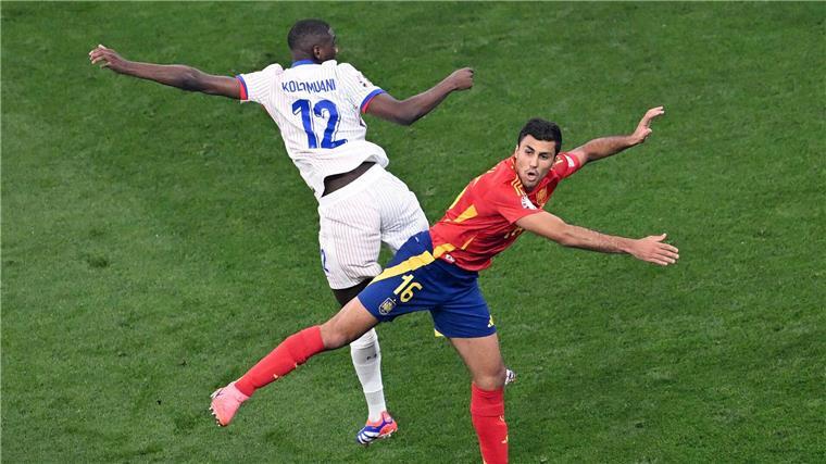 Spanien gegen England: Die spannendsten Final-Duelle Einer der besten Sechser der Welt: Spaniens Rodri (r).