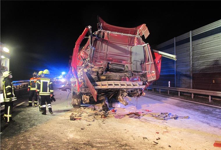 Einer der beteiligten Lastwagen. Den Sachschaden schätzt die Polizei auf mehr als 100.000 Euro.