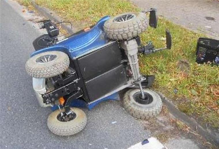 Frau fährt über Rot - Zwei Rollstuhlfahrer verletzt Einer der Krankenfahrstühle kippte durch den Unfall auf die Straße.