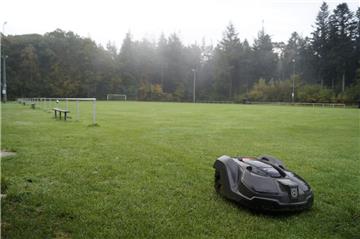 Einer der Mähroboter, der auf dem Sportplatz in Drangstedt den Rasen schneidet.