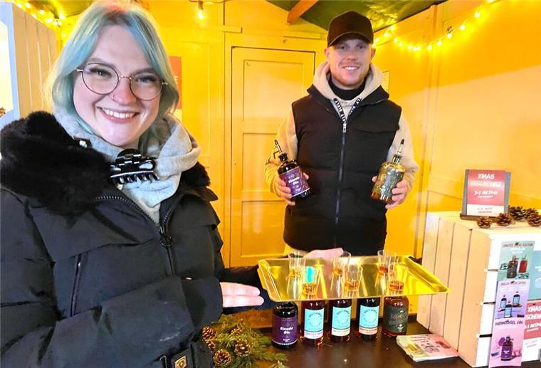 Es geht wieder los: Bilder vom Bremerhavener Weihnachtsmarkt Einer der neuen Weihnachtsmarkthütten: Das Berliner Start-up-Unternehmen Craft-Circus hat für einen Bremerhavener Stand per Instagram Betreiber gesucht - und in dem jungen Bremerhavener Duo Steven Wendt (rechts) und Tassi Röhling gefunden.