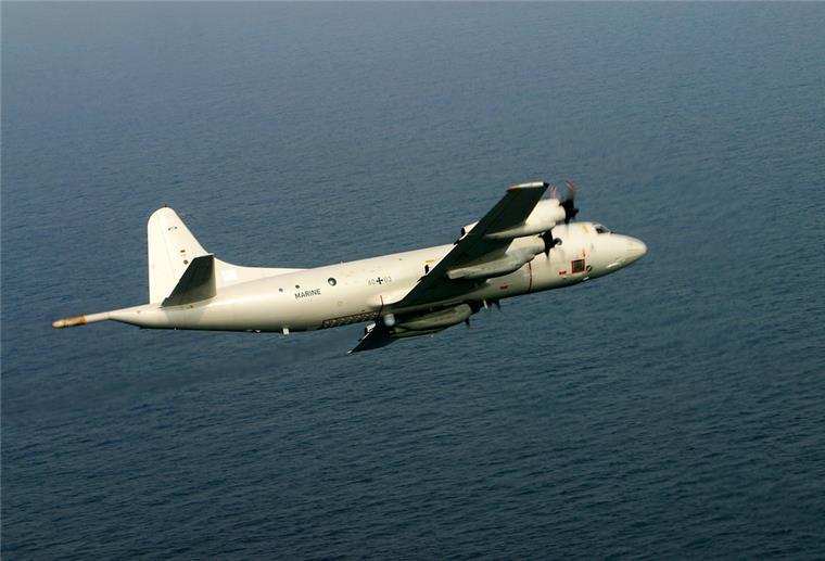 Nordholz: Soldaten an Bord eines Seefernaufklärers verletzt Das Flugzeug Seefernaufklärer „P-3C Orion“ fliegt über dem Meer.