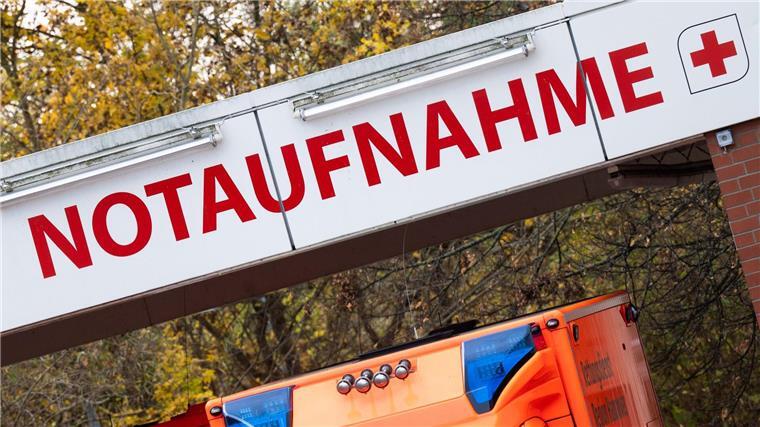 Einer Umfrage der Krankenkasse AOK zufolge gehen viele Menschen mit Gesundheitsproblemen in Niedersachsen direkt in eine Notaufnahme. (Archivbild) 