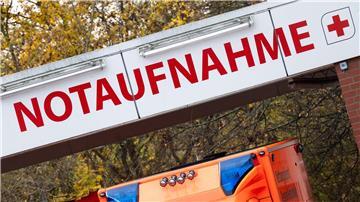Einer Umfrage der Krankenkasse AOK zufolge gehen viele Menschen mit Gesundheitsproblemen in Niedersachsen direkt in eine Notaufnahme. (Archivbild) 