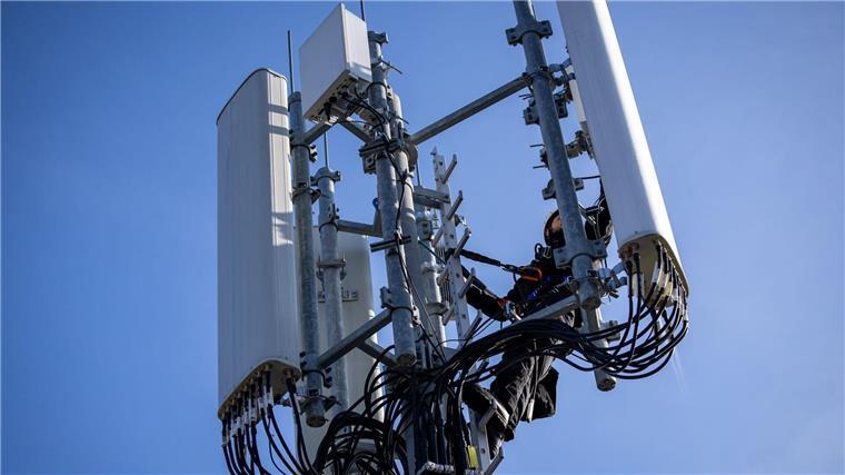 Einer von Zehntausenden Mobilfunk-Masten in Deutschland - hier einer, an dem gerade ein Techniker arbeitet.