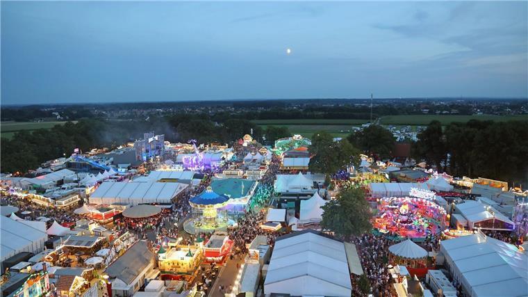 Stoppelmarkt beginnt - Volksfest erstmals mit Tierschau Eines der größten Volksfeste in Niedersachsen beginnt: der Stoppelmarkt. (Archivbild)