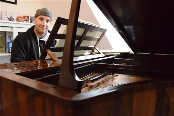 Neue Konzertreihe in Nordenham: Künstler musizieren in Wohnzimmern Eines der Konzerte wird Dennis Tosun selbst geben. An dem mehr als 180 Jahre alten Flügel, der in seinem Wohnzimmer steht, möchte er Stücke von Bach, Beethoven, Chopin und Händel zum Besten geben.