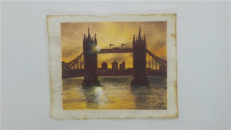 Nachhaltige Kunst: Britin bemalt gebrauchte Teebeutel Eines der Miniaturbilder: Londons berühmte Tower Bridge.