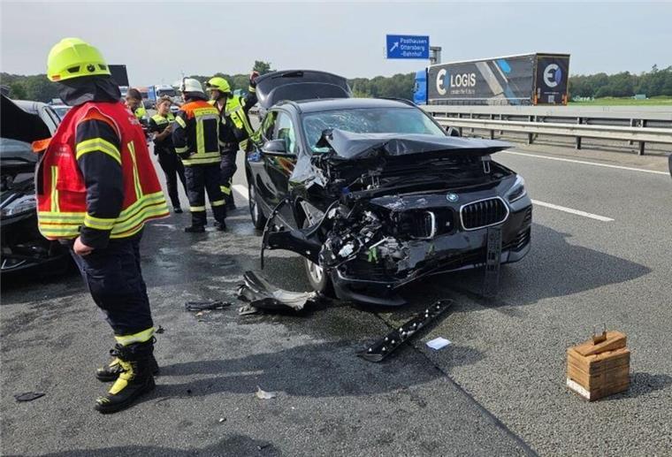 Fünf Verletzte: Auffahrunfall mit mehreren Autos auf der A1 Eines der verunfallten Fahrzeuge auf der A 1 bei Posthausen.